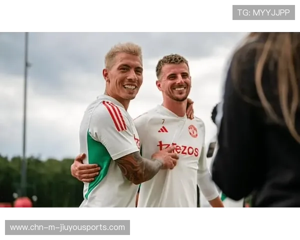 曼联青训新星逐渐融入一线队,球队重回巅峰 曼联青训新星逐渐融入一线队,球队重回巅峰